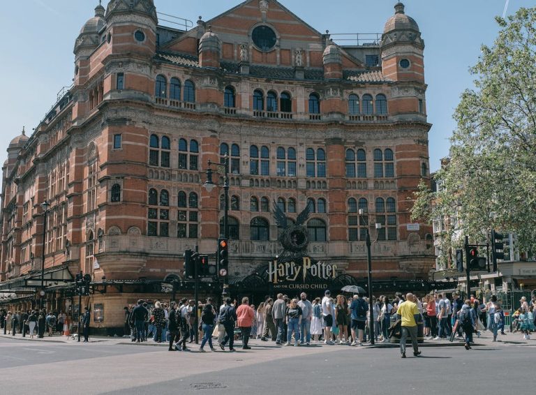 free-photo-of-crowd-near-palace-theatre-in-london-england